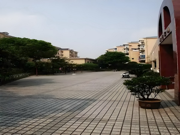 留学生入户深圳_偶遇何猷君穿两年前的增高鞋，奚梦瑶外八严重 偶遇何猷君小白疗：山医